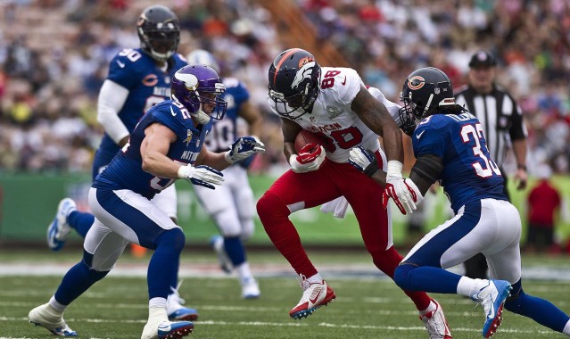 b体育下载_曼城核心突发伤退引震动，主场球迷高歌致敬德布劳内