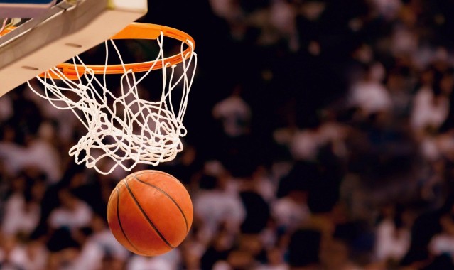 b体育入口：训练馆深夜突发意外 老将杠铃下受伤暴露保障体系隐忧