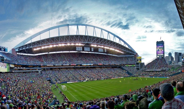 b体育|柴文胜手持自拍杆当主播 化身网红推广三人篮球新风尚