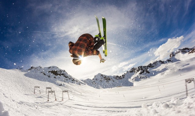 b体育下载-青春风暴席卷绿茵场，本世纪五大联赛最年轻首发前十榜单出炉，道曼创纪录，亚马尔闪耀在列