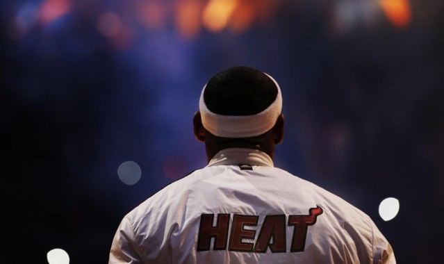 b体育下载|巴萨防线告急，德容回归提振中场，阿劳霍伤缺考验后防深度