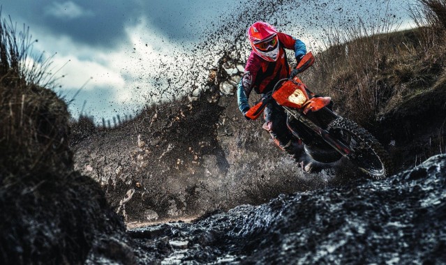 b体育入口_奥尔莫训练中肩部受创，卡萨多表达关切并展望球队应对方案