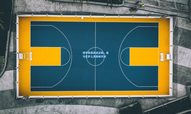 b体育app：西甲联赛激战正酣，皇马巴萨上演巅峰对决