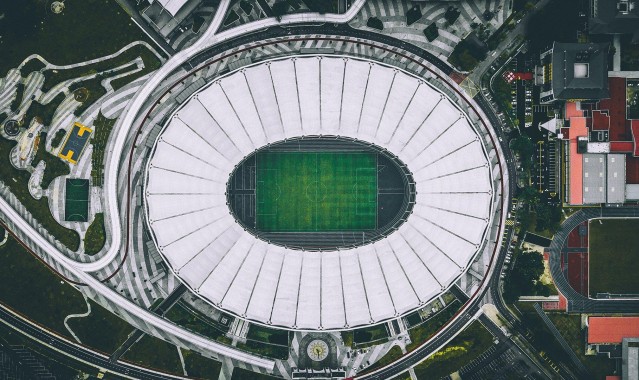 b体育官网|英超联赛激战正酣,曼城逆转利物浦登顶积分榜