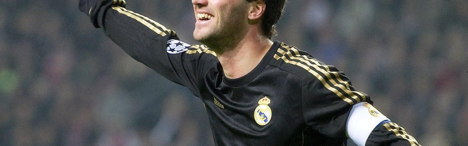 b体育app：佩德里自英伦火线回归 亮相巴塞罗那活动现场引爆球迷狂热